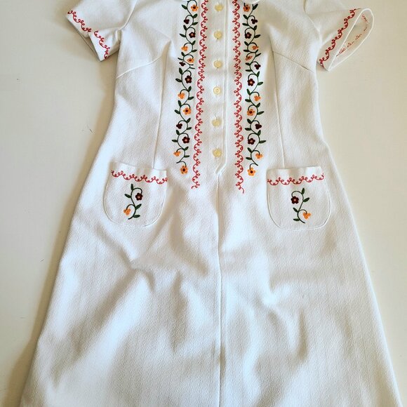 Vintage 1960s white Midi dress with embroidery and front pockets. - Picture 7 of 7